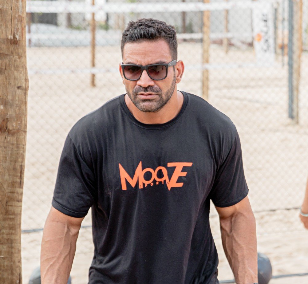 Emanuel Matos de óculos escuros e camiseta preta, no treino ao ar livre